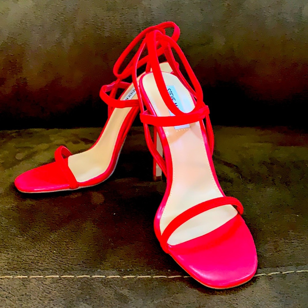STEVE MADDEN Thin strap around the ankle